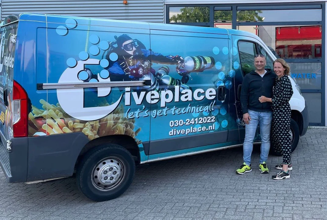 Sietske en Murat staan naast de Diveplace bus