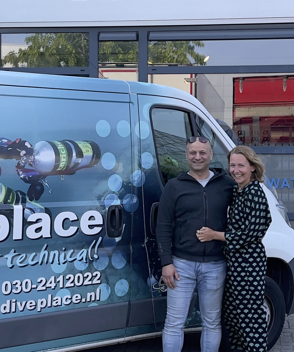 Murat en Sietkse bij Diveplace bus